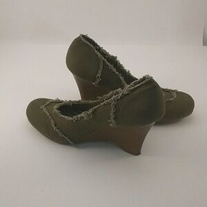 Spot On Gloria- 4 Women's Size 8.5 Canvas Green Stacked Wedge Heels.